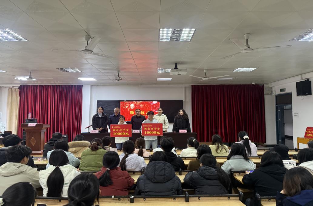 仪式由副院长韩艳红主持